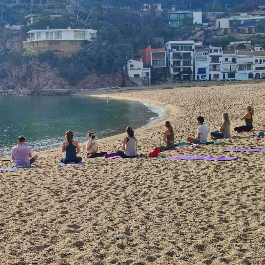 Classe de ioga a la platja de Sa Riera