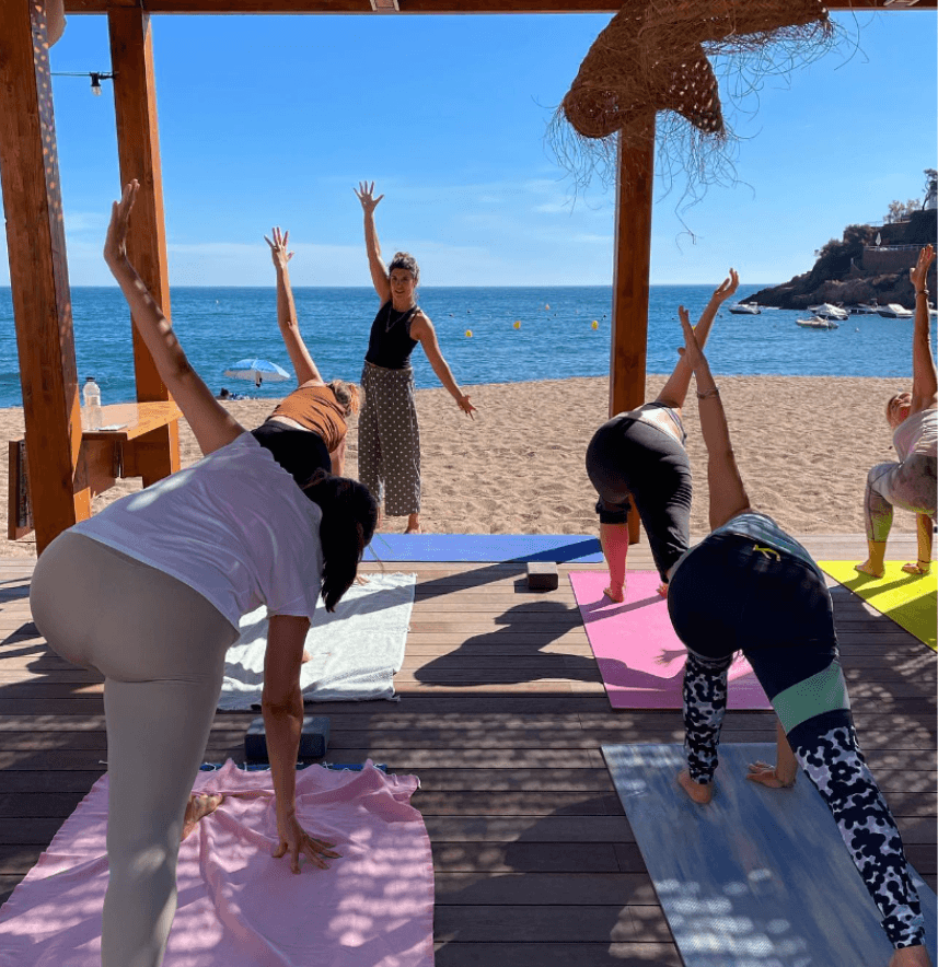 Classe de ioga a la platja de Sa Riera